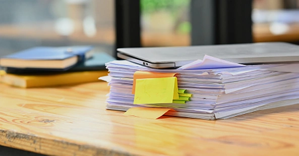 Aktenstapel mit PostIts