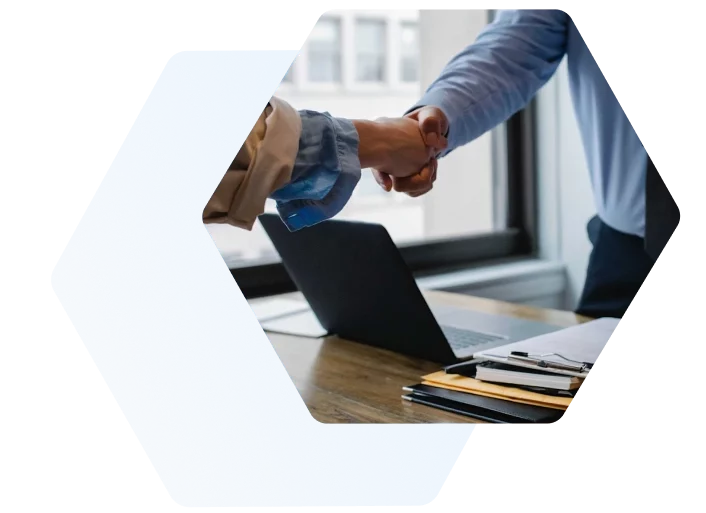 Polygon mit zwei Händen, die sich die Hand geben