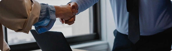 die Händer zweier Geschäftsmänner, die sich gerade die Hand geben