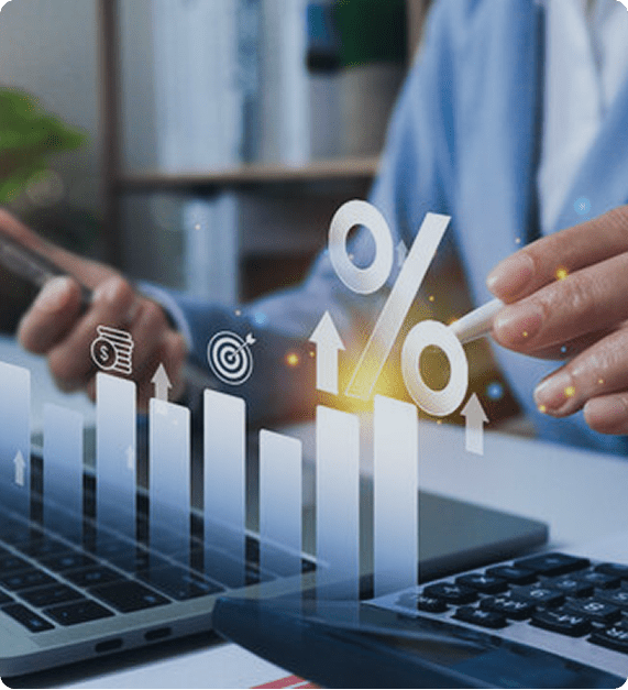 Mann am Laptop, überblendet ist ein Balkendiagramm mit Prozentzeichen zu sehen