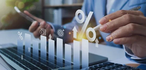 Mann mit Tschenrechner. Davor eingeblendet ein Balkendigramm mit einem Prozentzeichen und Pfeil nach oben